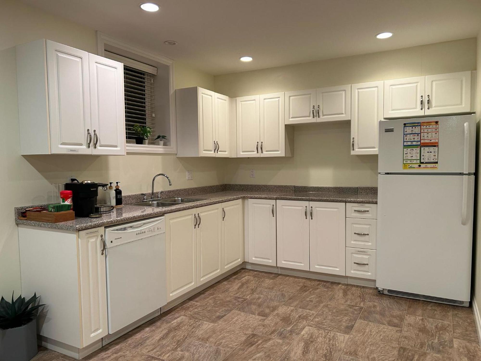 A Private Suite In Port Moody Exteriör bild